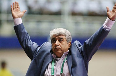 واکنش حسین شمس سرمربی تیم فوتسال دانشگاه آزاد به مسابقه با شهروند ساری: تماشاگر شهروند وارد زمین شد و بازیکن ما را زیر چک و لگد خود گرفت