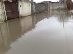 اهالی کوچه جوادالائمه قائمشهر:هر وقت باران می‌بارد به‌جای لذت باید ذلت بکشیم و لنگه شلوارمان را بالا بزنیم تا به محل کار برویم
